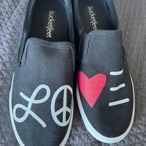 Never worn bucket feet